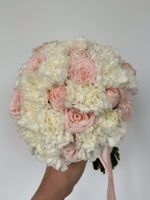 Свадебный букет из кустовых пионовидных роз и диантусов