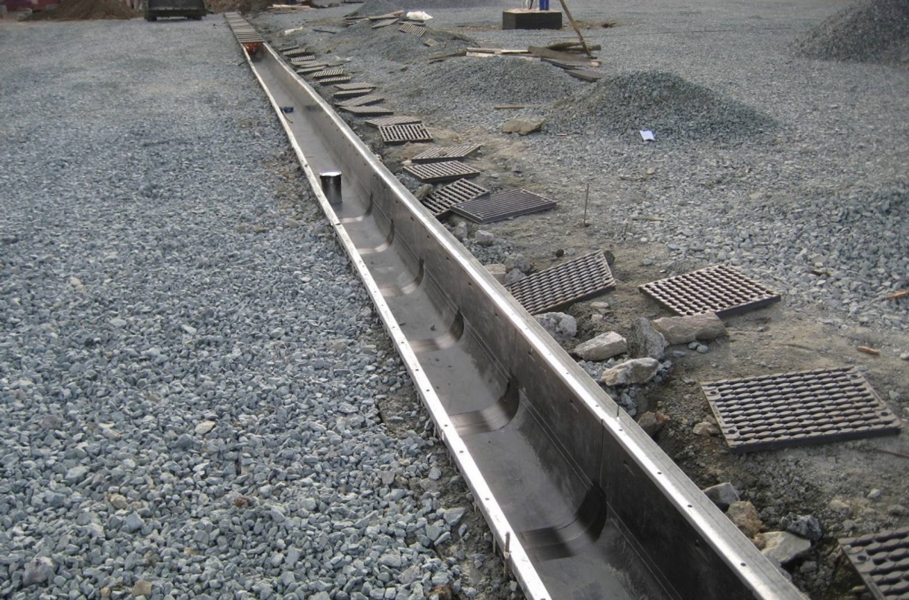 Бетонный желоб как важная составляющая загородного участка