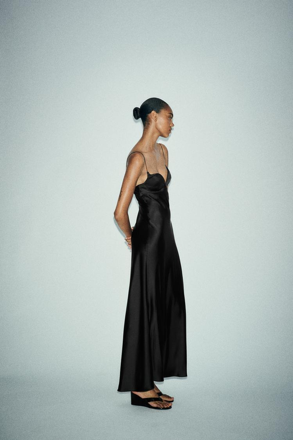 ZARA ДЛИННОЕ АТЛАСНОЕ ПЛАТЬЕ, ЧЕРНЫЙ