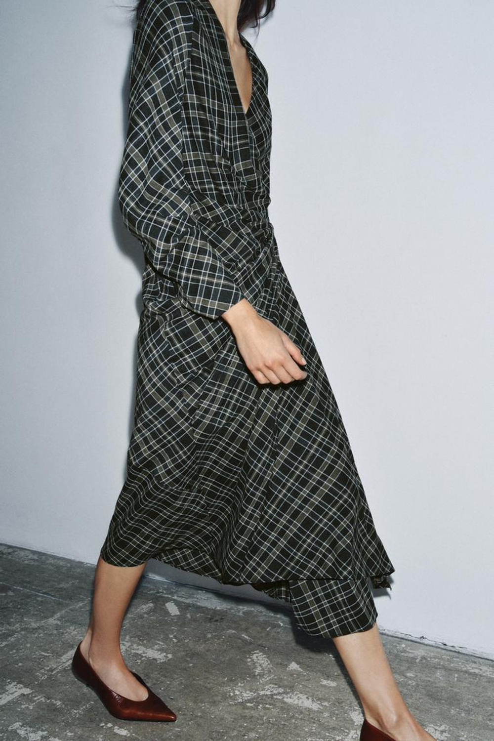 ZARA ПЛАТЬЕ В КЛЕТКУ СО СБОРКАМИ, АНТРАЦИТОВЫЙ/ХАКИ