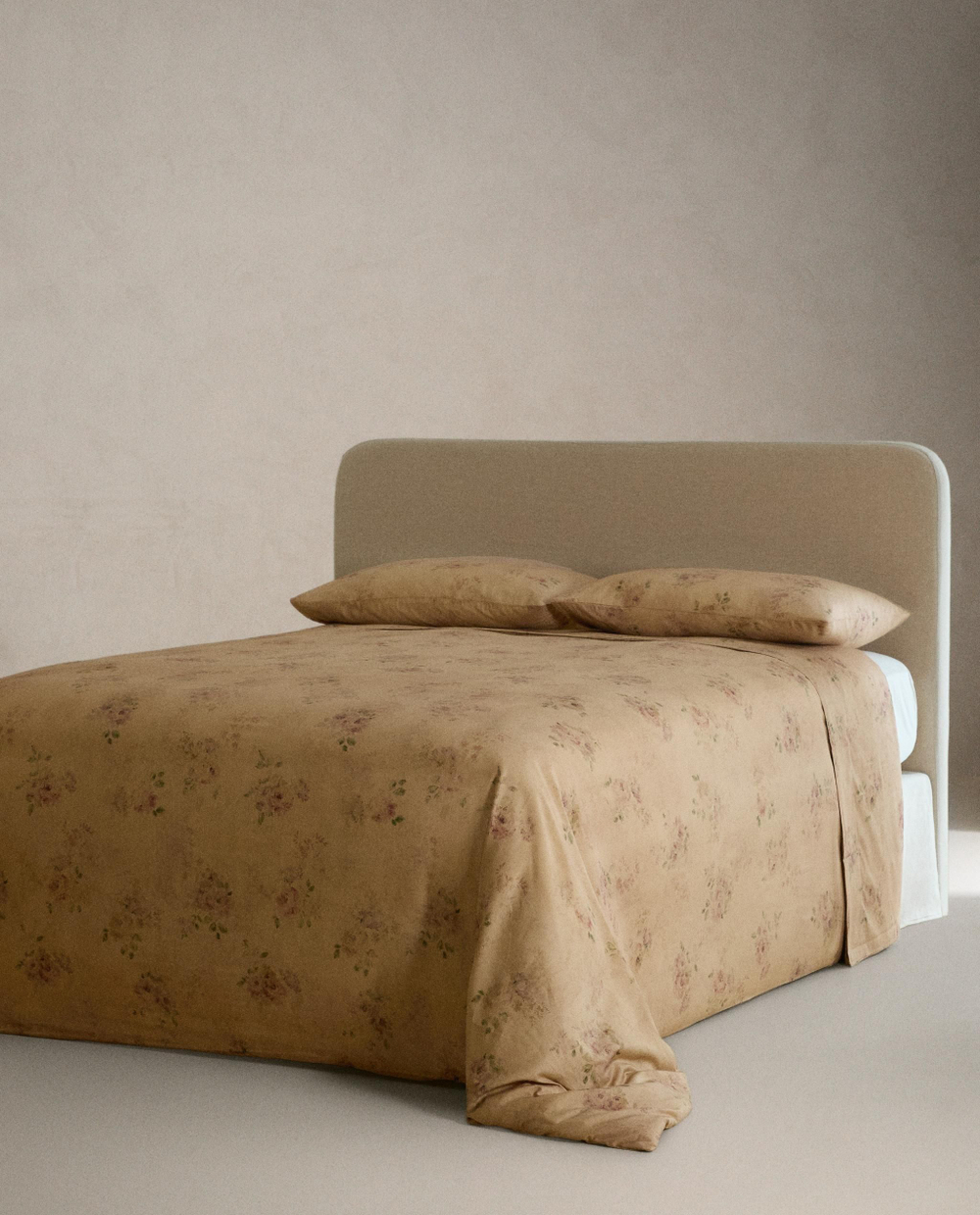 Zara Home - Атласная простыня с цветочным рисунком, охра, 240x280 см