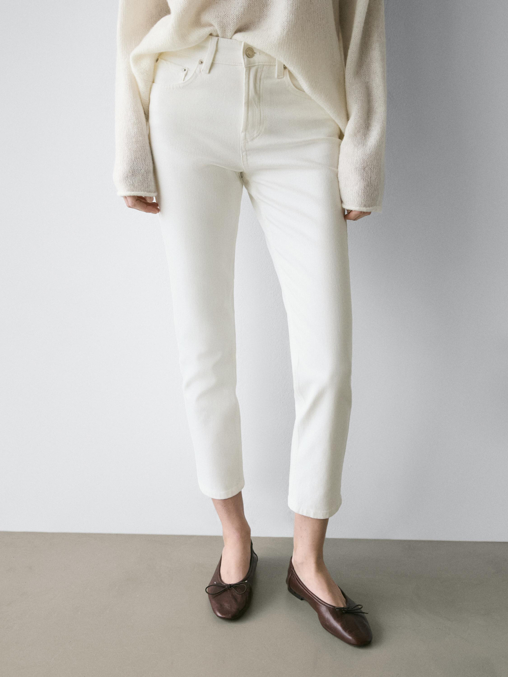 Massimo Dutti Джинсы средней посадки, укороченные, облегающего кроя, экрю