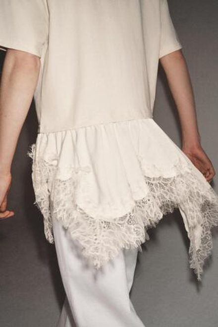 ZARA ФУТБОЛКА С КРУЖЕВНОЙ ОТДЕЛКОЙ, ЭКРЮ