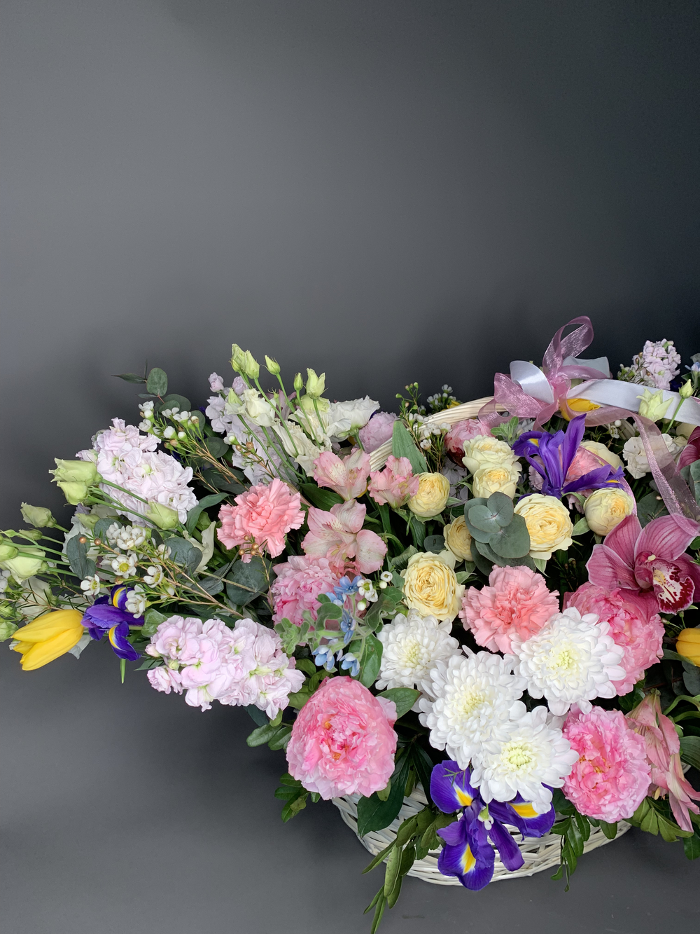 Корзина весенняя с пионами