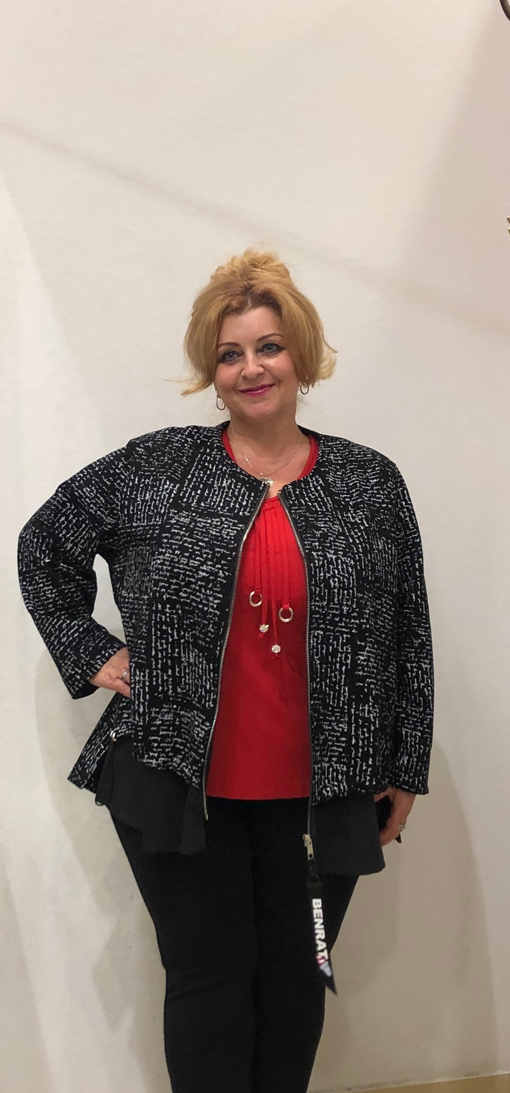 Черный жакет с "газетным"принтом, на молнии