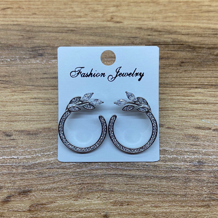 Серьги-гвоздики полукруг с веточкой 5 листочков циркон стразы металл серебристый