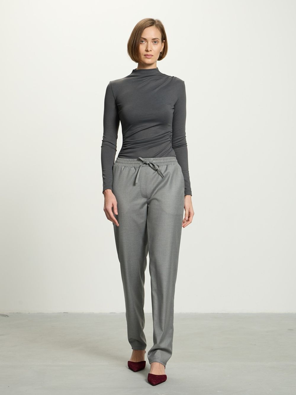 Лонгслив с драпировкой серый