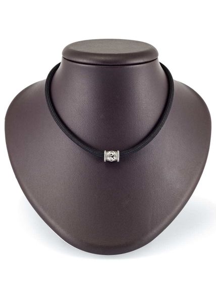 Фотография шарма Райдо из серебра 925 пробы на постаменте.