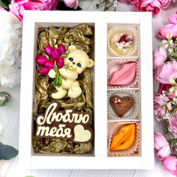Шоколадный набор: "Люблю тебя. Мишка с тюльпанами": шоколадка-надпись и 4 конфеты ручной работы