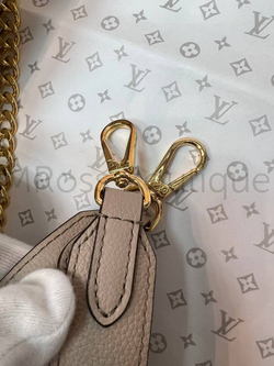 Сумка Lockme Tender Louis Vuitton серого цвета