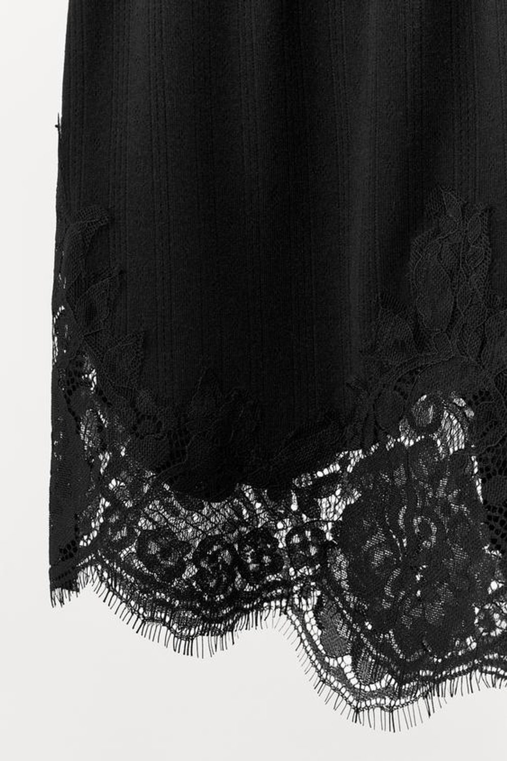 ZARA ПЕРФОРИРОВАННЫЕ ШОРТЫ С КРУЖЕВОМ, ЧЕРНЫЙ