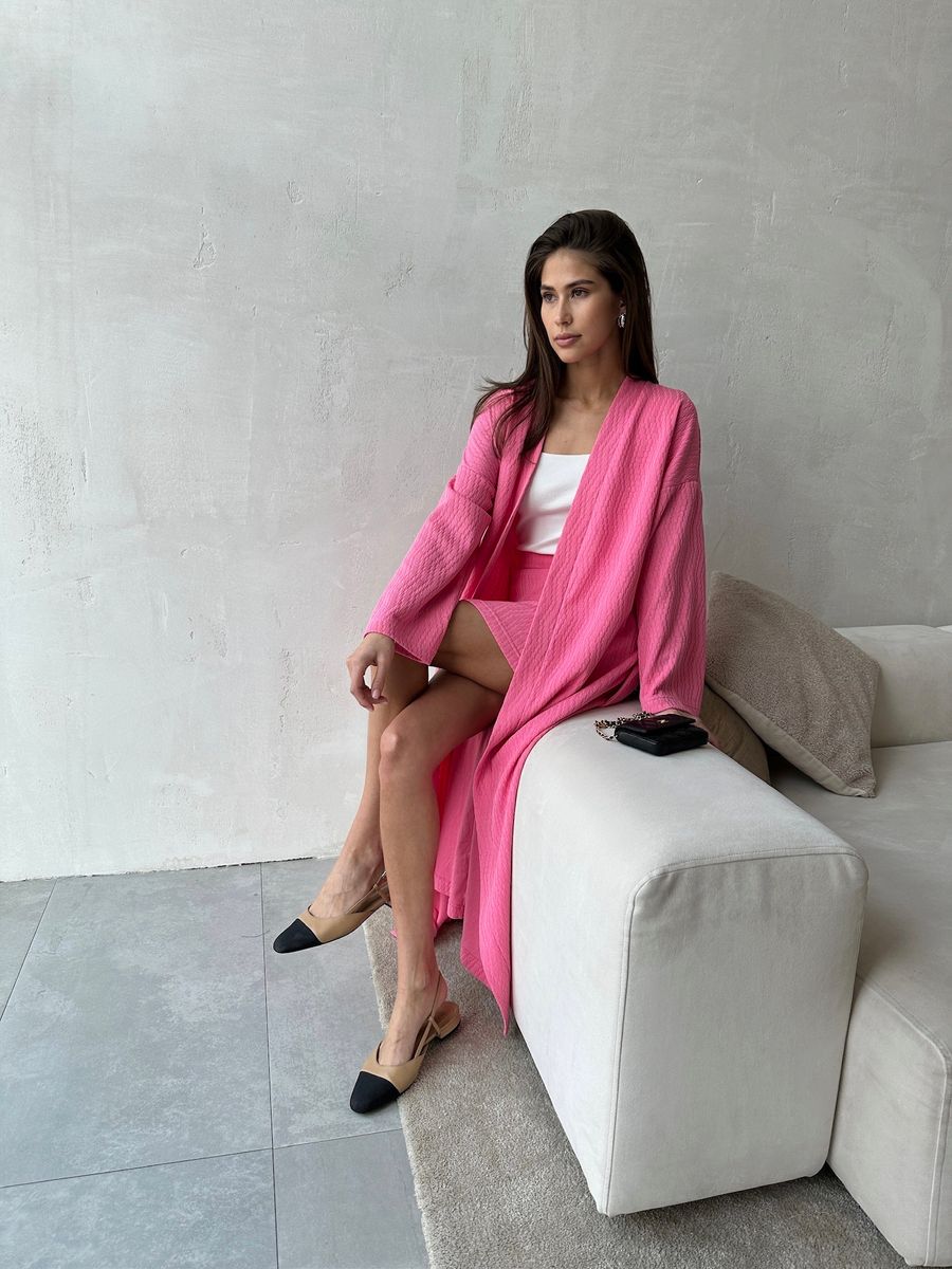 Накидка из фактурного трикотажа ярко розовая