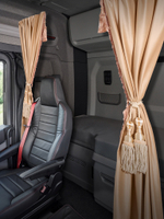 Шторы спального места с бахромой и кистями, с прихватами "Кисти" бежевые в кабину Volvo, Scania, MAN, DAF, Merc, Камаз, Sitrak, Shacman, Foton, FAW. Высота 1,45м, ширина одной стороны - 1,15м. Блэкаут, велюр. Бежевый цвет с бежевыми кистями-прихватами