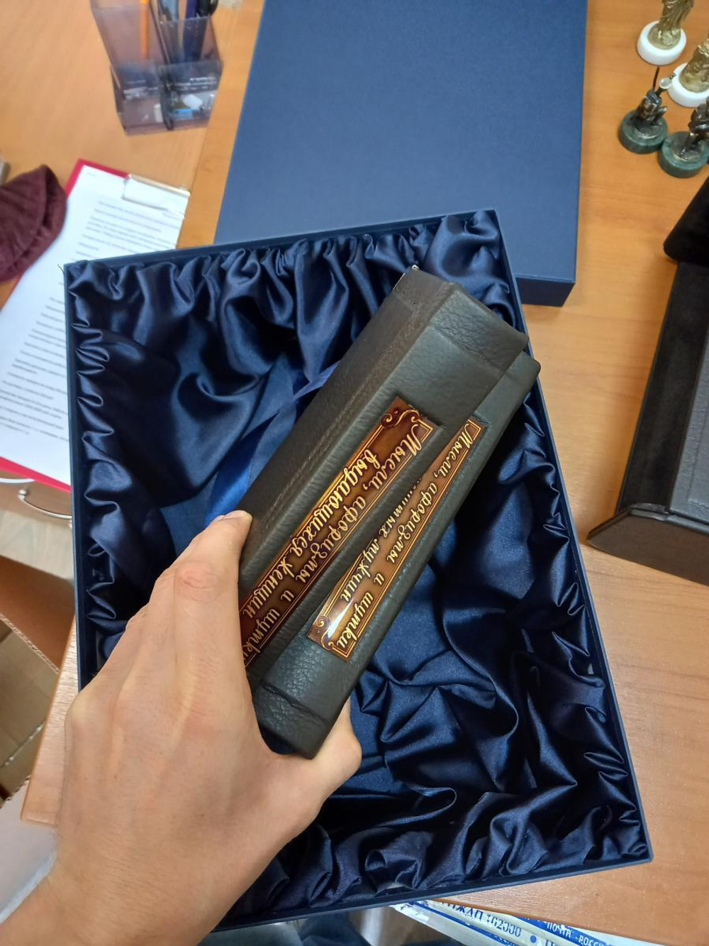Книги подарочные в обложке из натуральной кожи "Мысли, афоризмы и шутки знаменитых мужчин. Мысли, афоризмы и шутки знаменитых женщин" (2 тома)