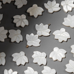 Лотос из белого речного перламутра, 12,5*15мм, сквозное отверстие