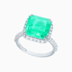Серебряное кольцо со светло-зеленым изумрудом в обсыпке из фианитов