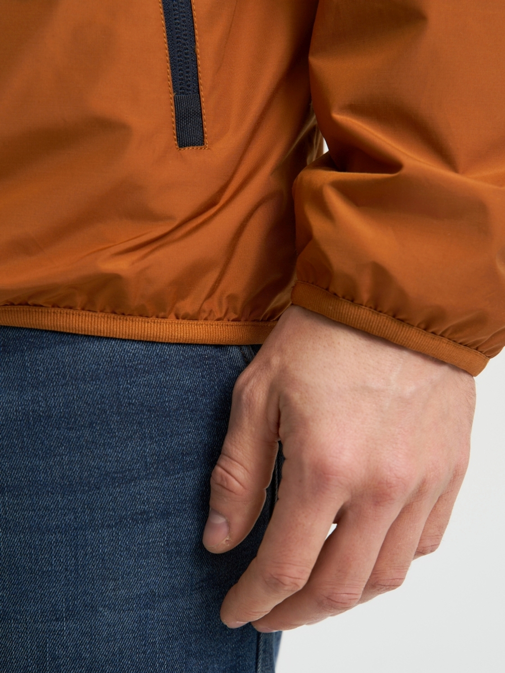 Мужская спортивная ветровка с капюшоном на резинке цвета терракот