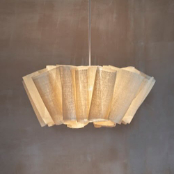 Лаконичный подвесной светильник с мягким текстильным абажуром и теплым рассеянным светом.