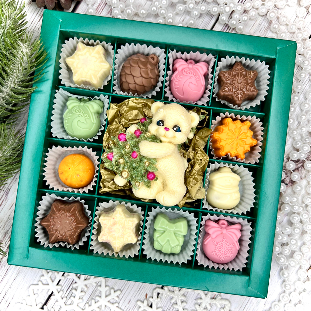Шоколадный подарок "С Новым годом": Мишка с ёлкой и 12 конфет ручной работы