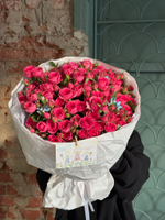 Букет из яркой кустовой пионовидной розы и оксипеталума