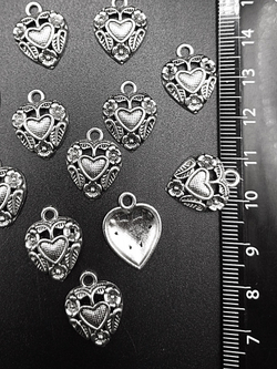 Подвески для рукоделия "Сердце в цветах" серебристые.