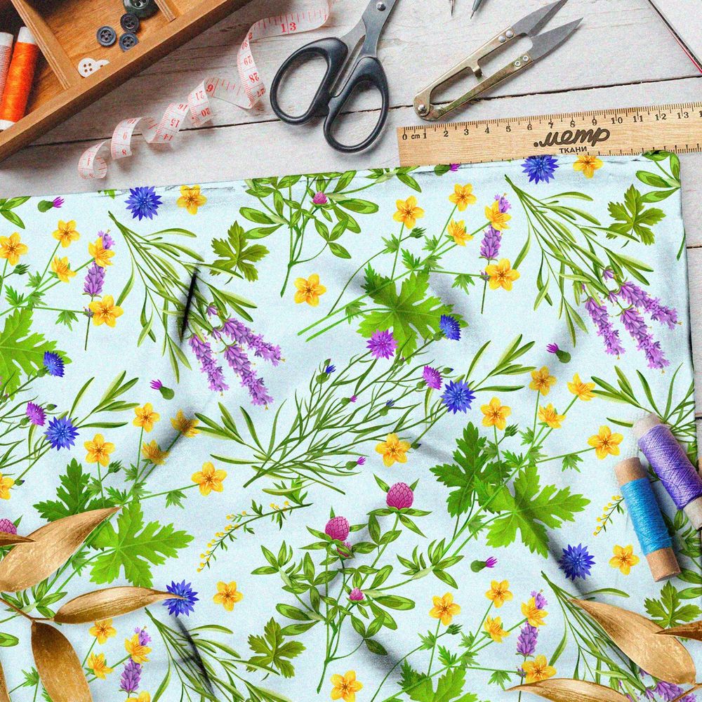Ткань мембрана полевые цветы и сочная зелень на голубом фоне