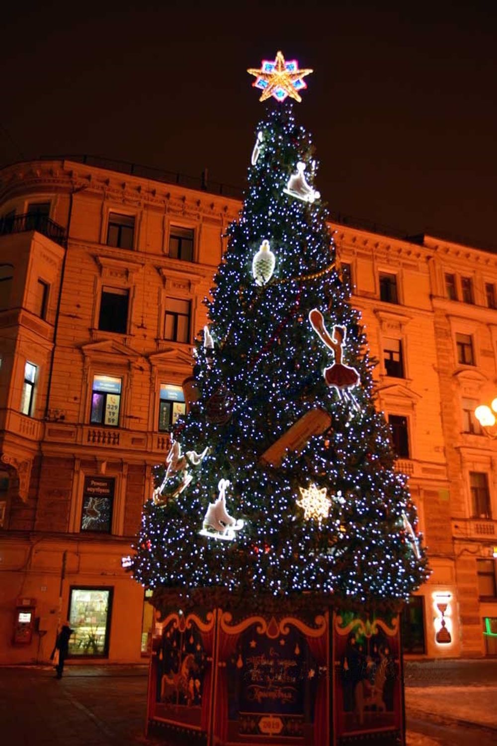 Светодинамическая елка каркасная - встроенная гирлянда: холодный свет - "Уральская" 17 м