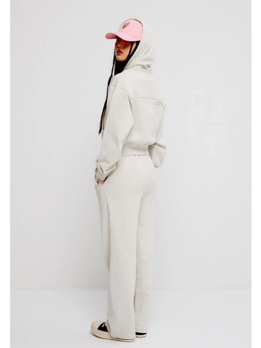 Кепка с жестким козырьком и металлическим логотипом