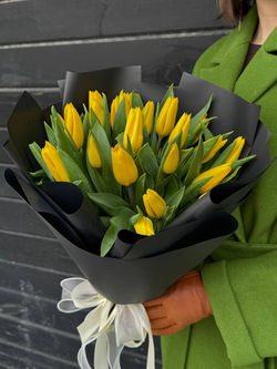 Желтые тюльпаны в черной упаковке