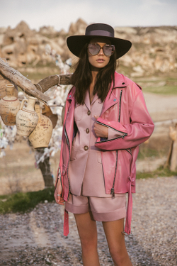 Косуха пудровая oversize мягкая кожа