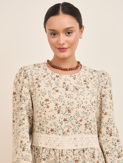 Платье с кружевными вставками