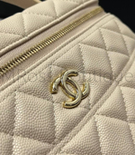 Молочная сумка Chanel прямоугольная с золотой фурнитурой