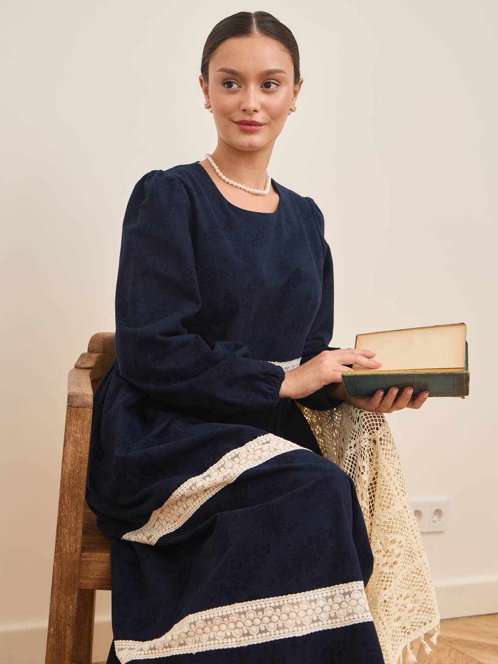 Платье с кружевными вставками