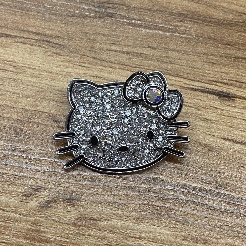 Брошь Hello Kitty мордашка с бантиком стразы металл серебристый