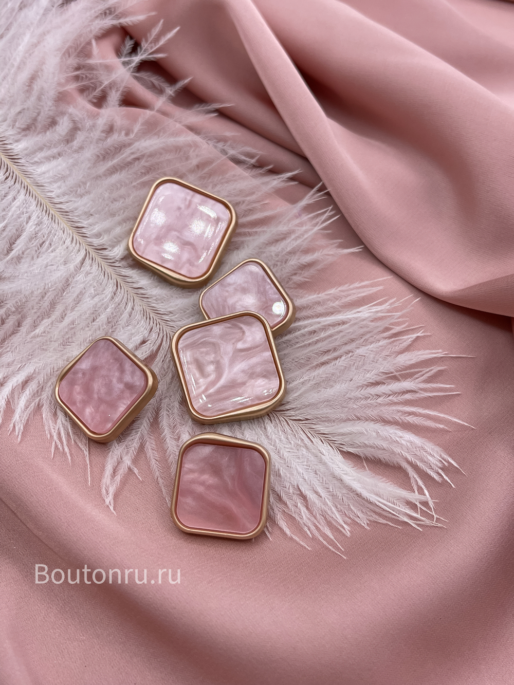 Пуговицы неровный квадрат с розовым перламутровым камнем в матовом золоте
