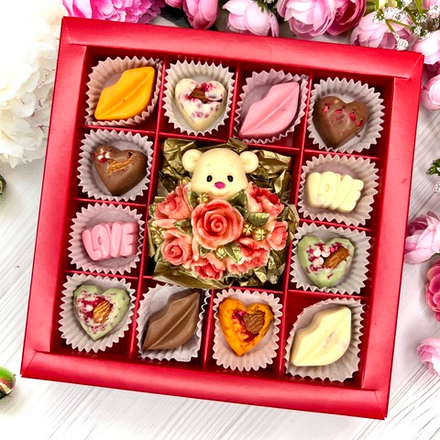 Шоколадный набор "Мишка с розами" и 12 конфет ручной работы