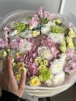 Букет сборный из гортензии, кустовой розы, маттиолы и диантусов