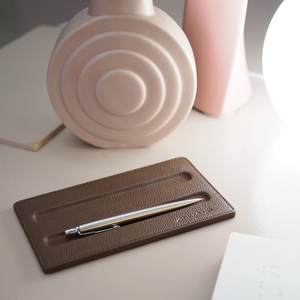 Подставка для ручек из кожи теленка, цвета шоколад