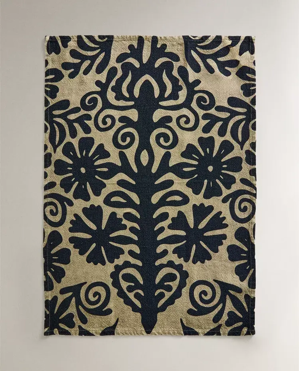 ZARA HOME X NANUSHKA ЛЬНЯНОЕ ПОЛОТЕНЦЕ С ЦВЕТОЧНЫМ РИСУНКОМ, ТЕМНО-СИНИЙ