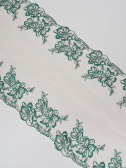 Вышивка на сетке телесная с зеленым неэластичная ширина 23 см