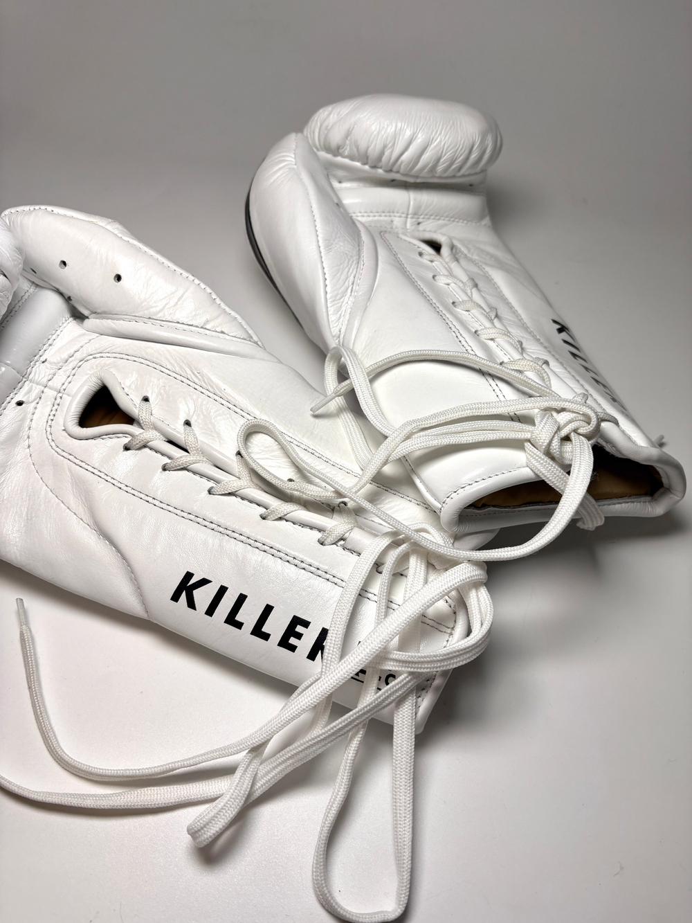 Перчатки для бокса Tomorrow Star Killer белые на шнуровке