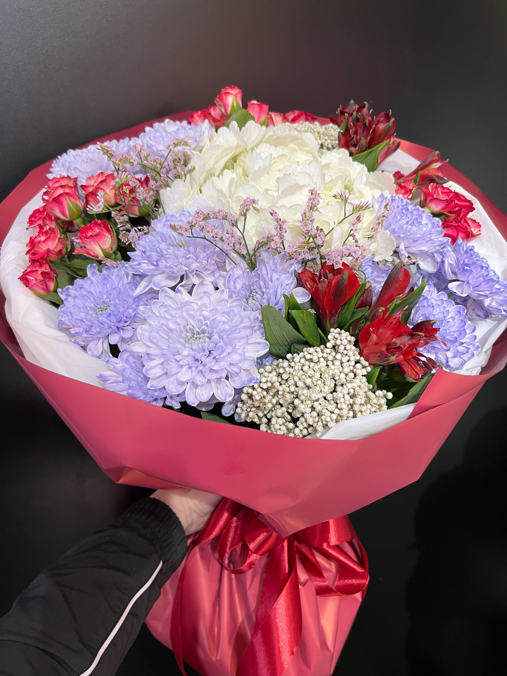 Букет(роза кустовая бордовая,гортензия белая,хризантемы кустовые фиолетовые,альстермерия бордовая,лимониум сиреневый)