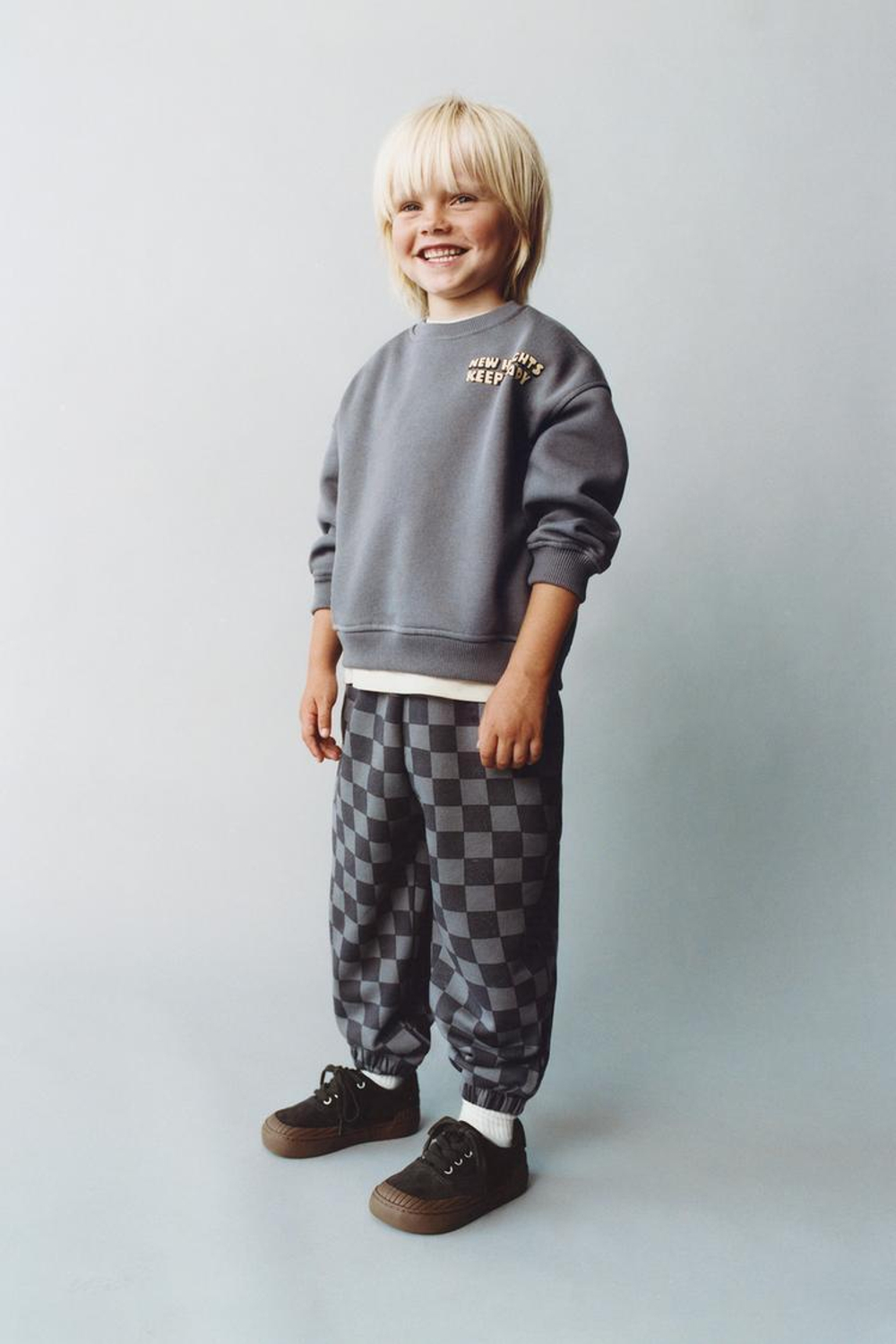 ZARA КОМПЛЕКТ ИЗ ТОЛСТОВКИ И БРЮК-ДЖОГГЕРОВ С НАДПИСЬЮ, АНТРАЦИТОВО-СЕРЫЙ