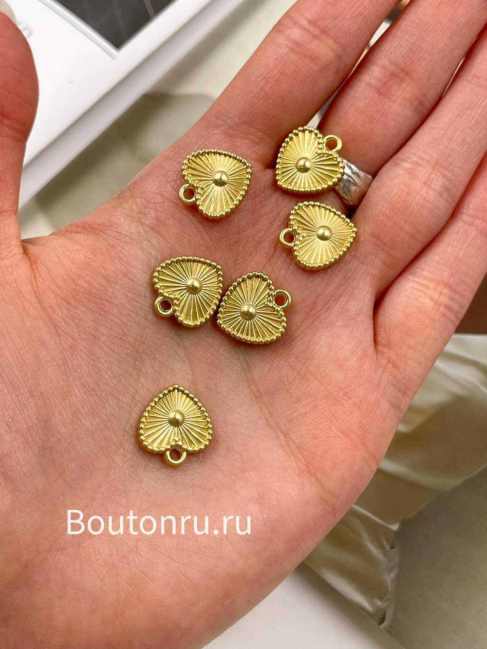 Подвеска в форме сердца золотистая