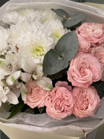 Букет из кустовой пионовидной розы, хризантемой и альстромерии