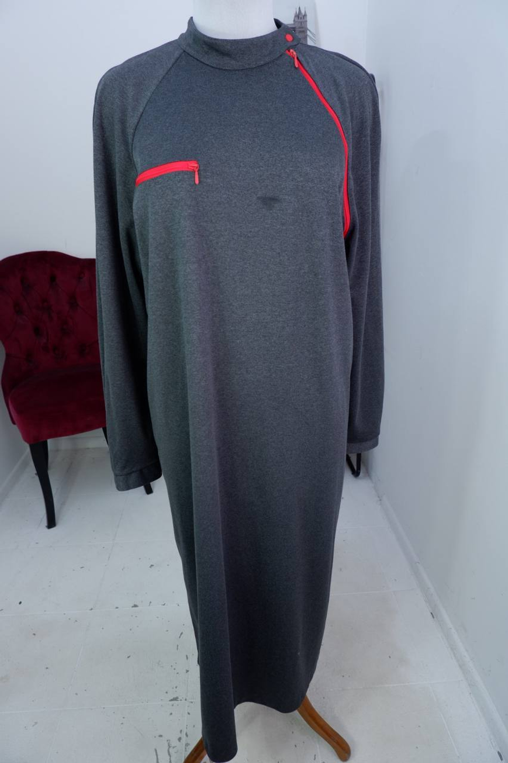 Платье с яркими деталями, визуально на 54 размер