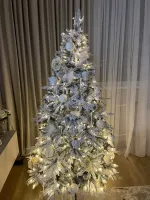 Заснеженная елка с гирляндой встроенной и шишками «ile Grande» Иль Гранде (Литая+пвх) 240 см / 2,4 м