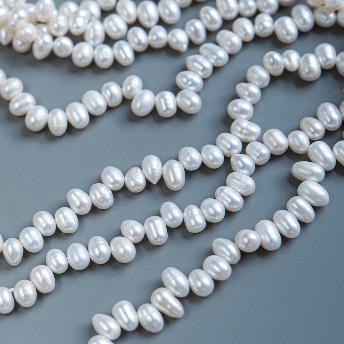 Жемчуг культивированный овальный со смещенным отверстием, белый, 5*7-7,5мм