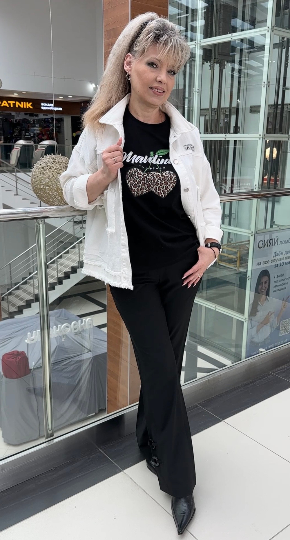 Белый джинсовый бомбер-жакет с рванкой