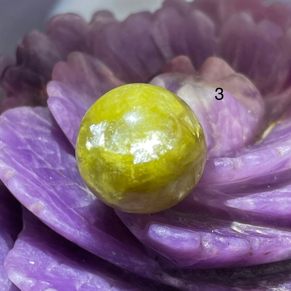 55131  Лепидолит желтый Шар 16мм